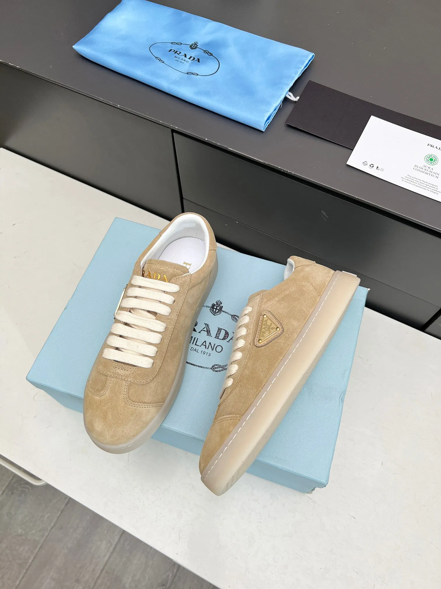 👟👟Ex-factory price 480👟👟 2024 Prada/Prada "couples" metal logo decorated Lane leather sneakers. This sneaker is fashionable and simple, showing the full integration of minimalist style and sports personality. Easy to wear and durable, artistic retro style. Leather material: original imported cowhide. Lining: sheepskin lining. Shoe logo: enamel-coated triangular metal logo. Size: 35-45 (female 41, male 45, custom-made, non-returnable).